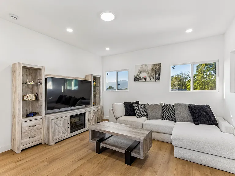 509 S Barranca St #B — Photo 8