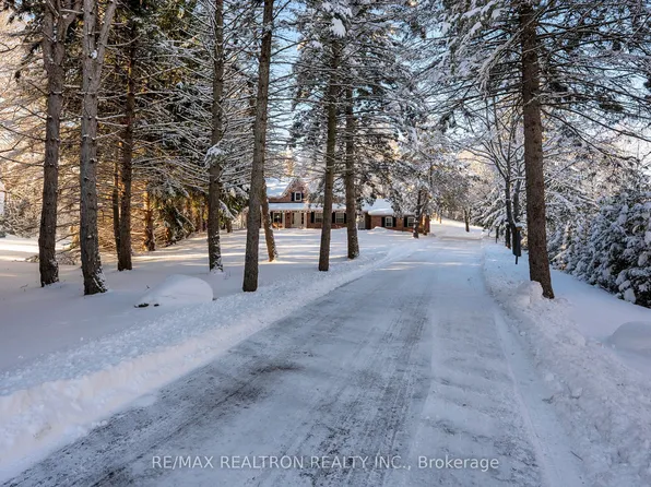 8 Blue Grass Dr, Aurora, ON L4G 6W4