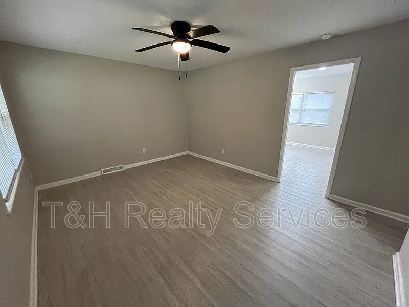 3 bed, 1.0 bath, 925 sqft, $1,300 — Photo 4