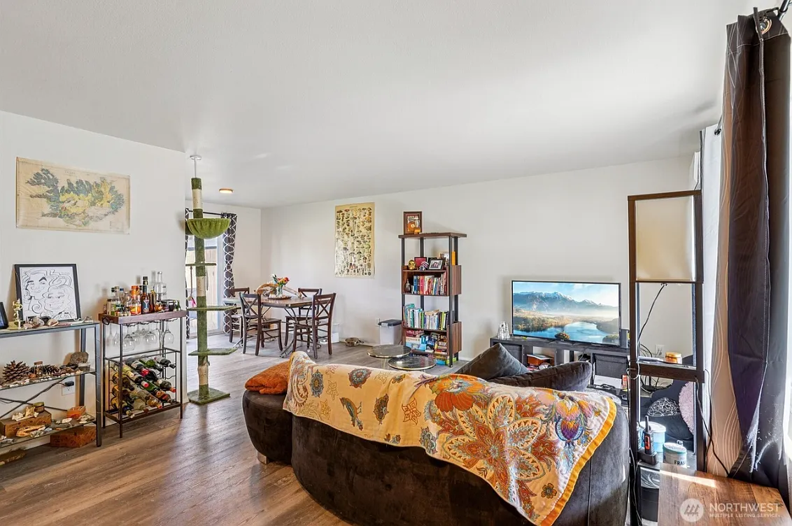 3 bed, 1215 sqft, $2,550 — Photo 3