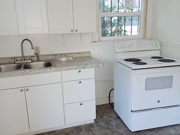 3rd image of 914 Sacramento St APT A