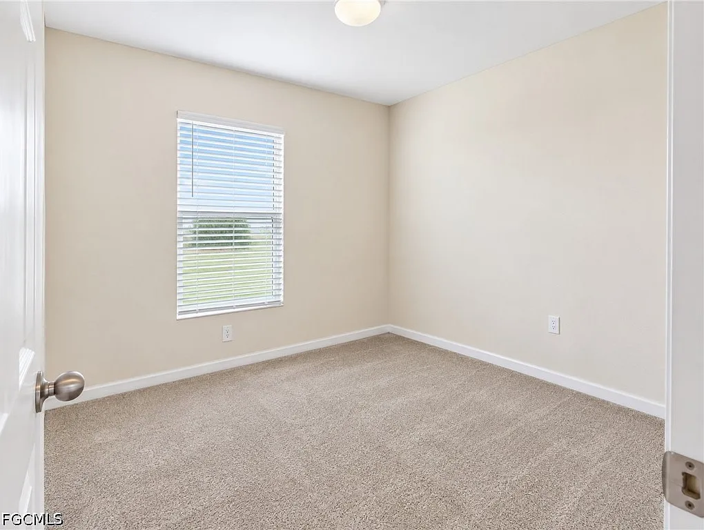 3 bed, 2.0 bath, 1367 sqft, $2,000 — Photo 3