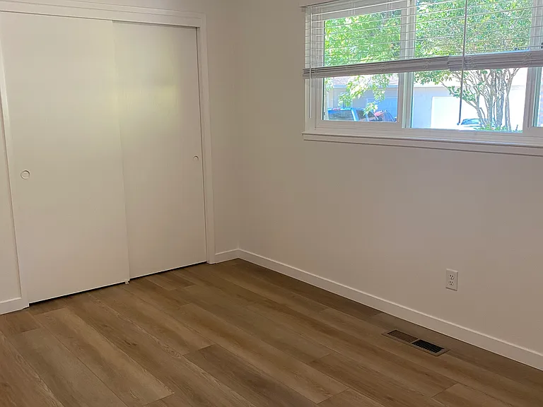 1002 Creekside Ct — Photo 10