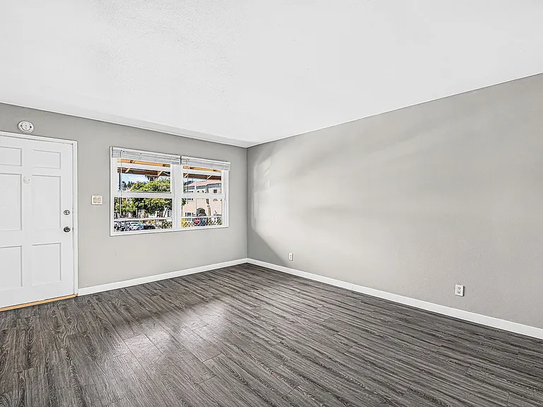 445 W 15th St — Photo 27