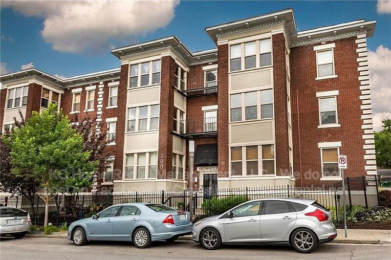 1st image of 200 E 43rd St APT 301