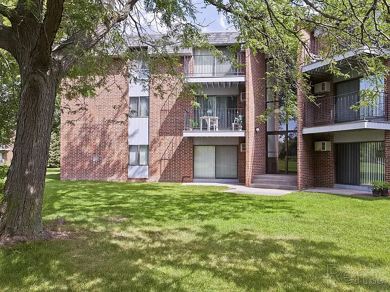 Lake Cove Village Apartments — Photo 34