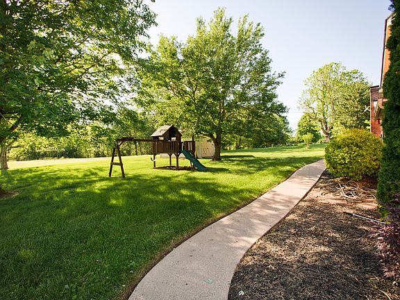 4th image of 100 Carlton Dr
