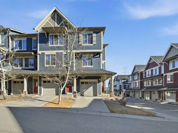 176 W Evansview Gdns NW, Calgary, AB T3P 0L2