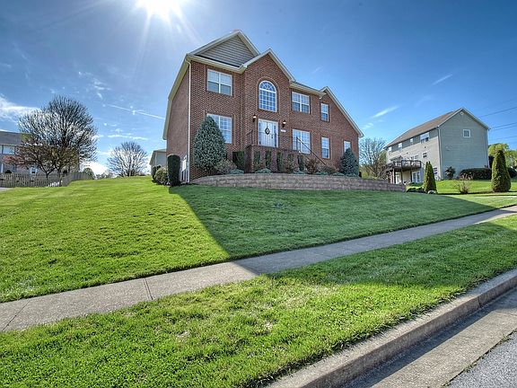 3rd image of 219 Lee Carter Dr