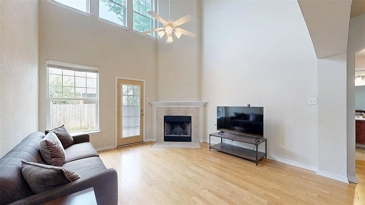 3 bed, 3.0 bath, 1882 sqft, $2,200 — Photo 2