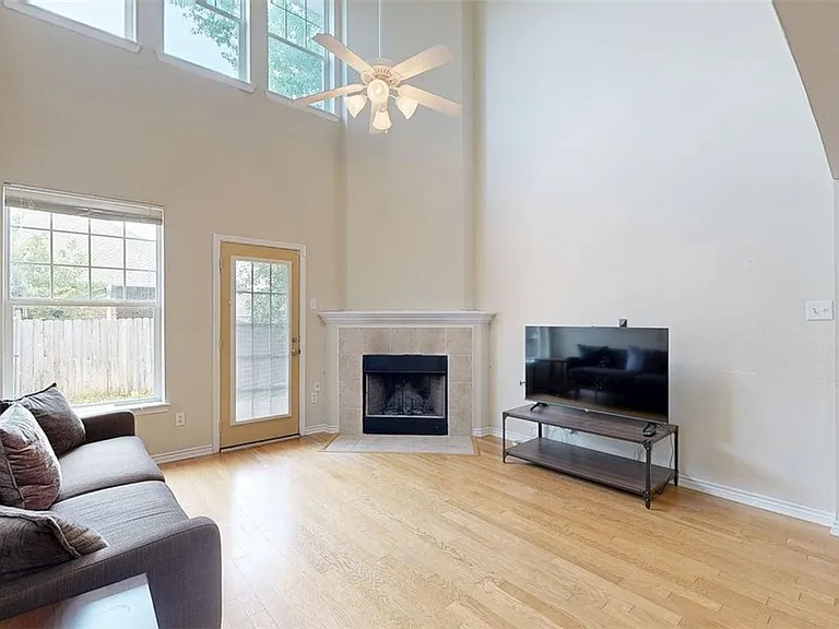 4307 Spring Hill Dr — Photo 2