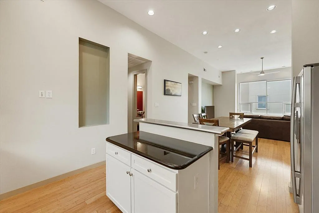 2 bed, 1799 sqft, $2,850 — Photo 3