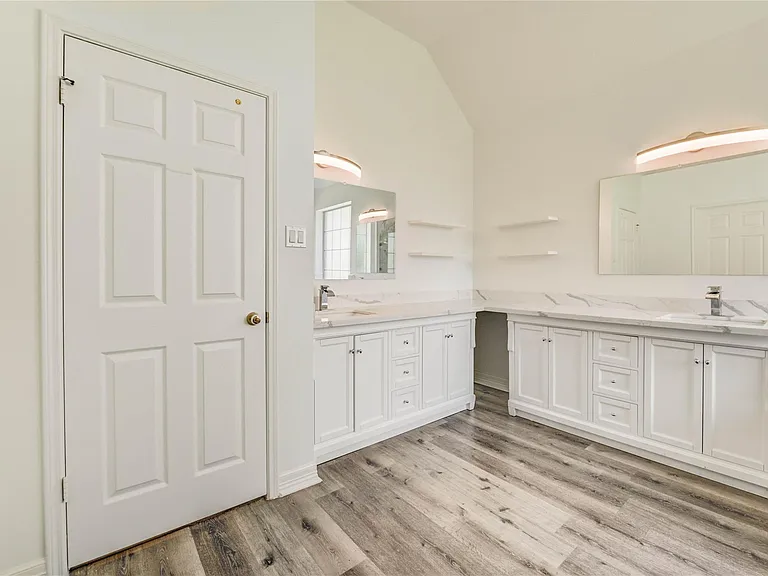 8803 Memorial Creek Dr — Photo 44