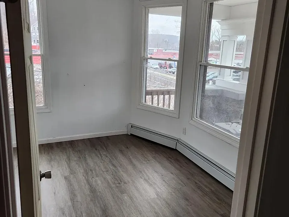 1121 S Main St #4