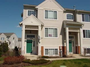 548 Cary Woods Cir, Cary, IL 60013