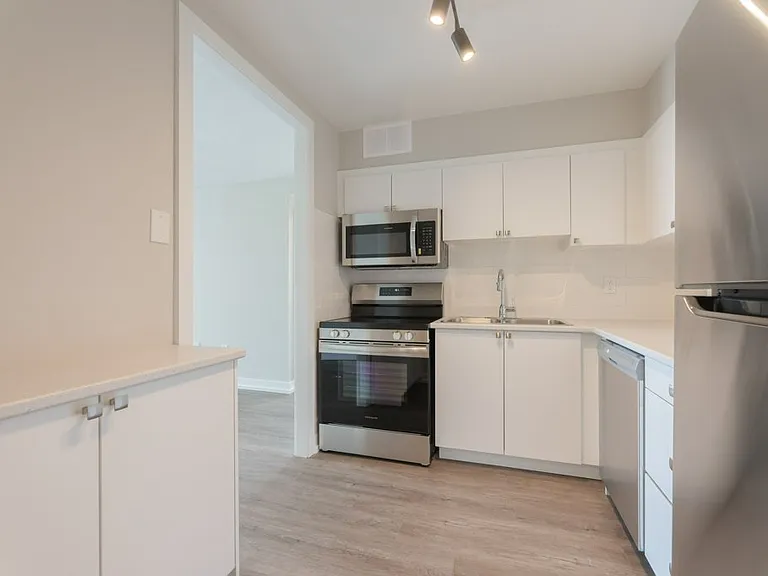 3575 Kaneff Cres — Photo 4