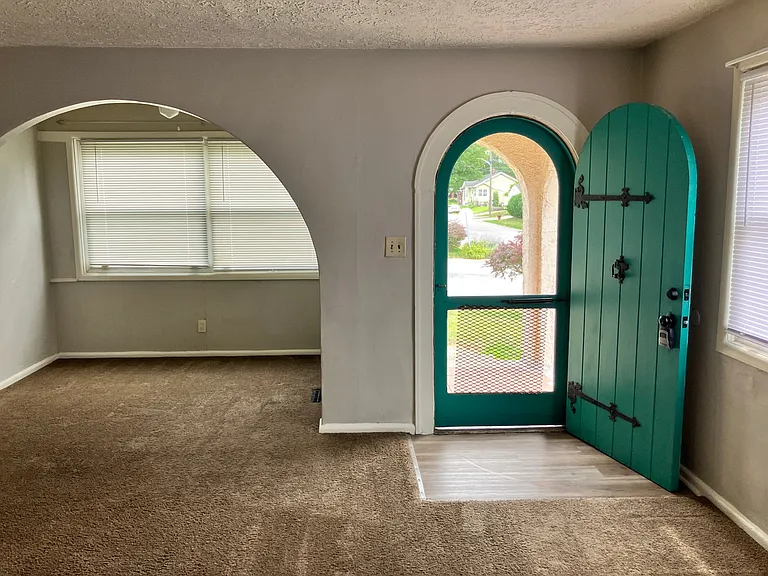 802 N Riley Ave — Photo 4