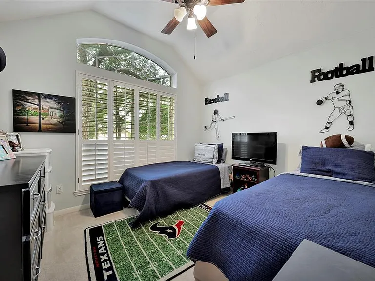 1111 Foxland Chase St — Photo 22