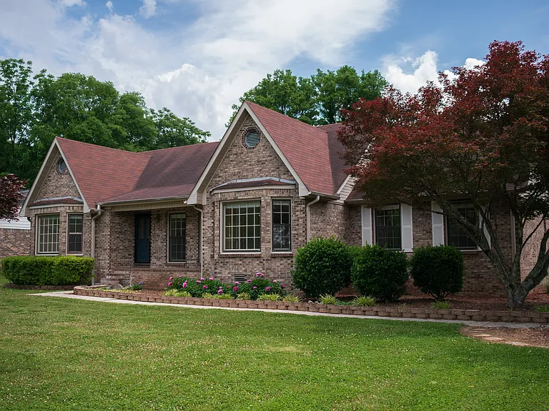 140 Thomas Dr — Photo 2