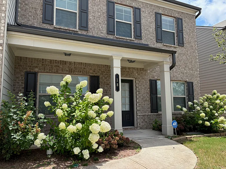 18 Dorothy Ln — Photo 2