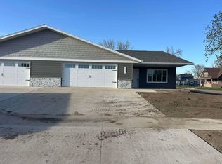 633 7th St, Sheldon, IA 51201
