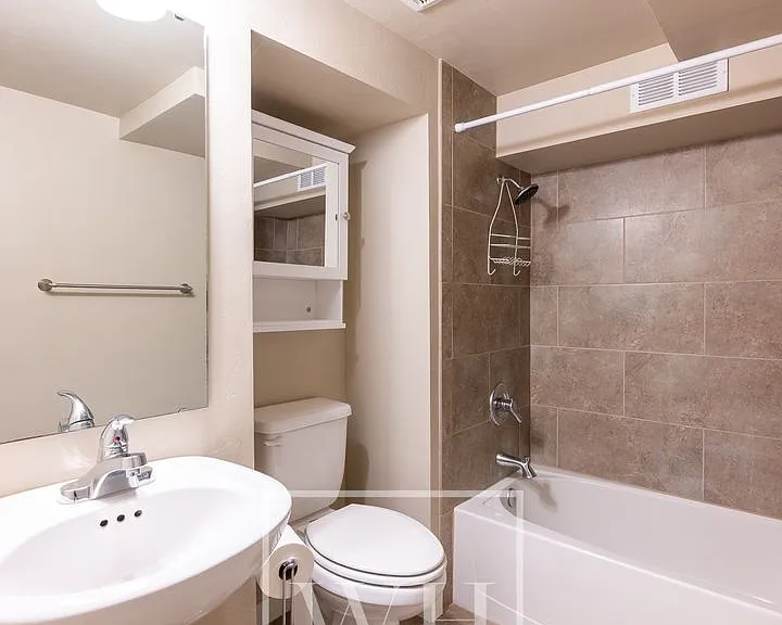 334 E Chestnut St — Photo 30
