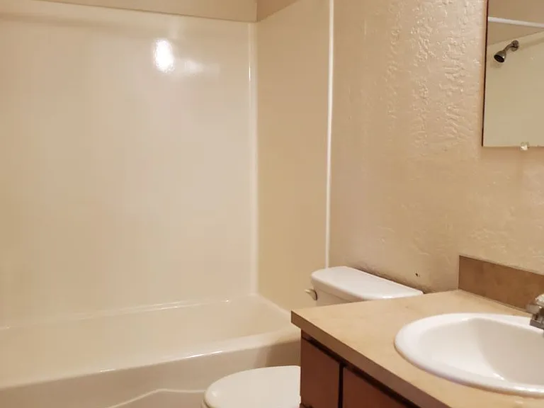 085-Applewood Apartments — Photo 8