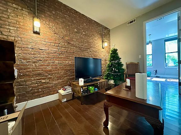 3rd image of 204 Starr St APT 3F