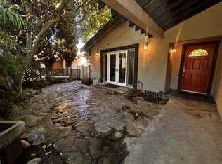 2144 Queensberry Rd, Pasadena, CA 91104