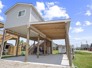 100 Mae Cir N, Pt Bolivar, TX 77650