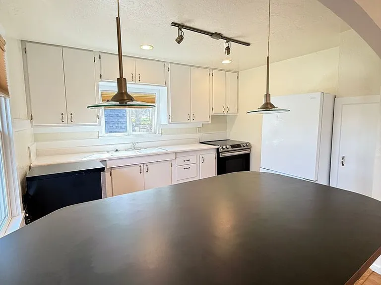 171 Alida St — Photo 4