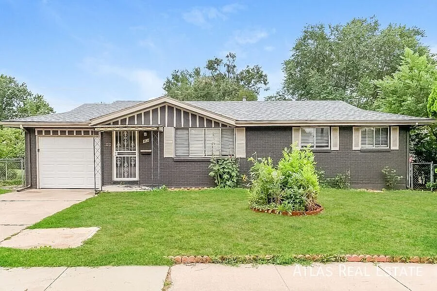 Alluring 4 Bed 2 Bath Home Centrally Located With A/C! Free 55" Tv If Moved In By 9/15! — Photo 2
