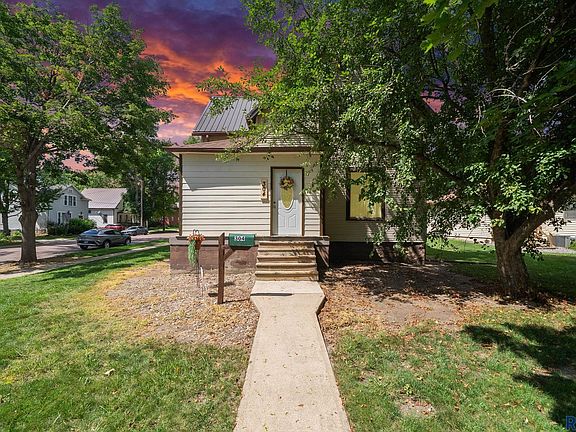 3rd image of 304 E 2nd St