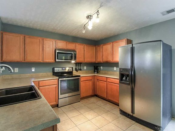 5th image of 2889 Creekbend Dr