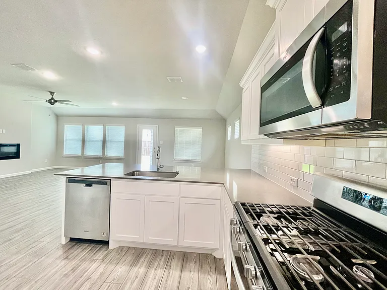 525 Ardsley Ln — Photo 26