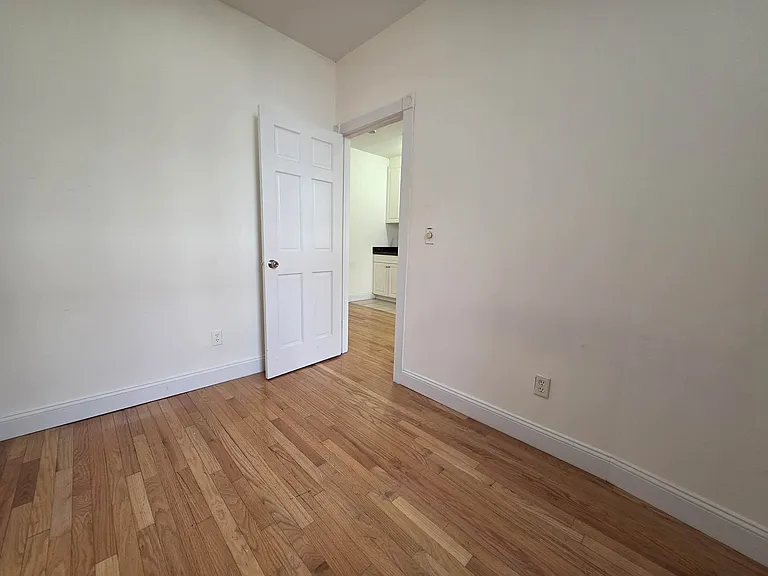 439 W 47th St #3Z — Photo 4