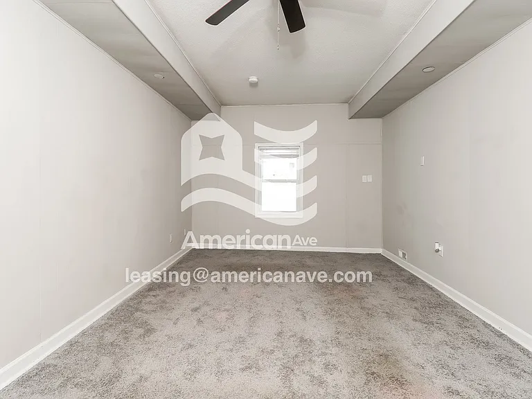 590698_006_family_room_7.jpg
