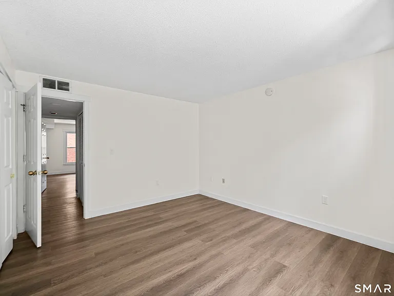 136 Maple Ave #B — Photo 14