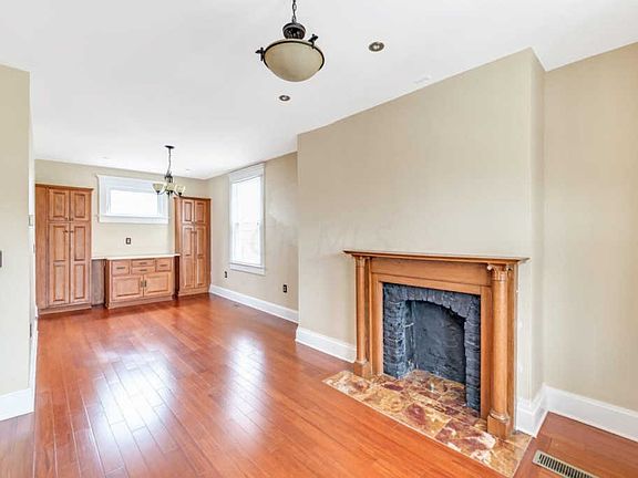 4th image of 1484 Indianola Ave