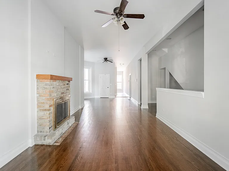 933 W Newport — Photo 1