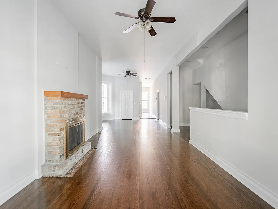 933 W Newport