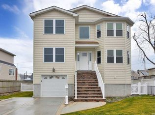 184 Quebec Rd, Island Park, NY 11558