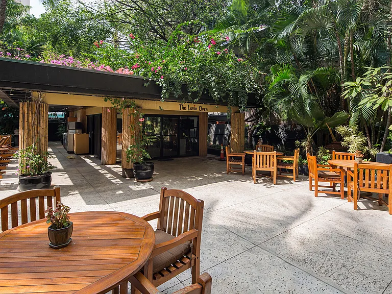 Kuhio Ave — Photo 17