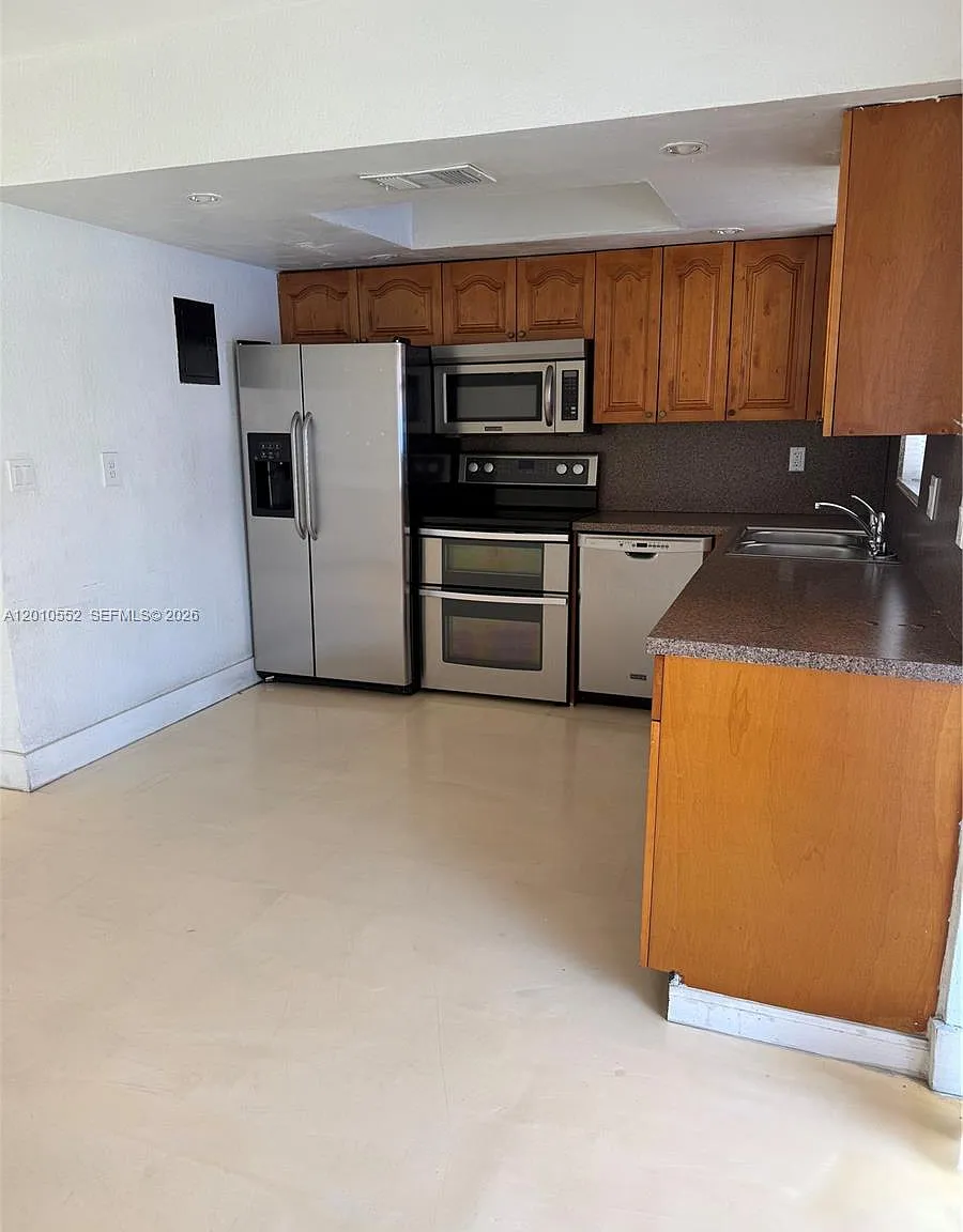 Royal Oaks Townhouse 9 Co — Photo 2