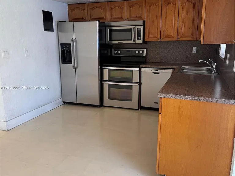 5231 NW 27th St #8A — Photo 2