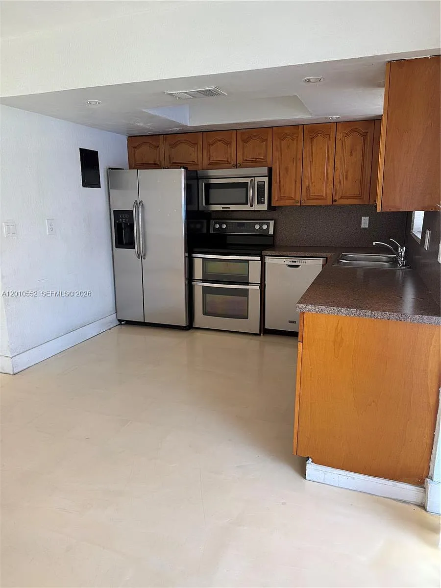 Building Photo - 5231 NW 27th St #8A