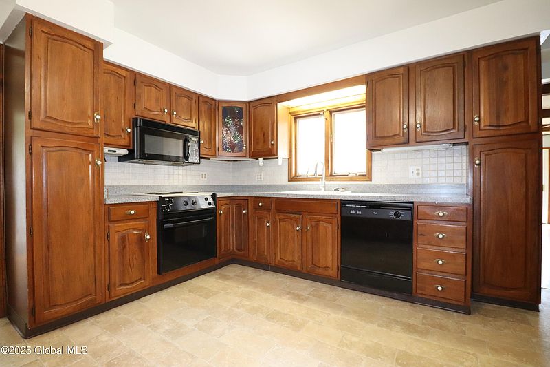 5th image of 1047 Louis Road