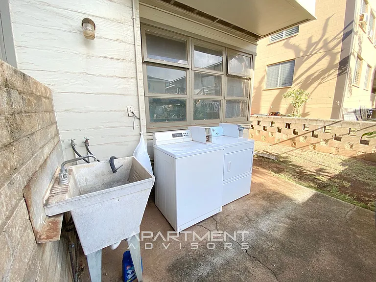 735 & 737 McCully St — Photo 11