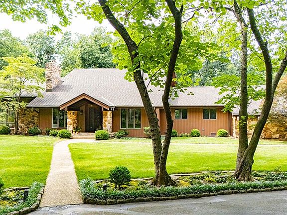 3rd image of 511 E Christy Dr