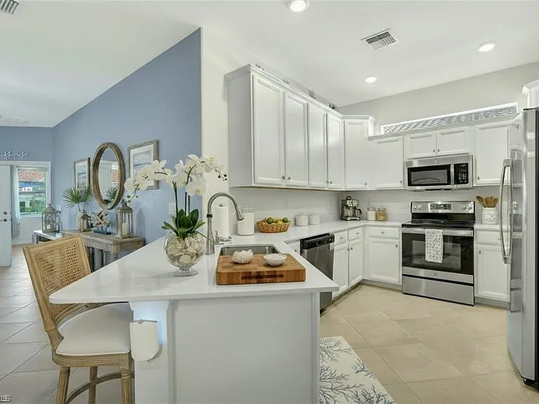 2567 Vine Ave — Photo 3